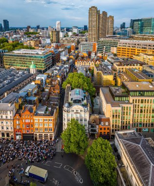 Londra 'daki Barbican Malikanesi' nin canlı hava manzarası, barbar mimari, konut kuleleri ve finans bölgesinin sergilenmesi. Emlak, seyahat ve kentsel tasarım kullanımı için ideal