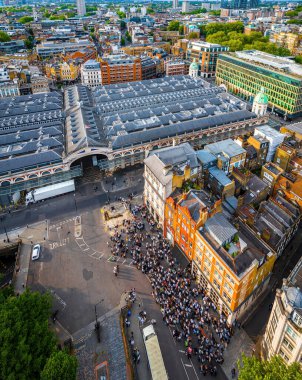 Londra 'nın merkezindeki Smithfield Market' in yüksek açılı çekimi, tarihi mimariyle modern şehir gelişimini harmanlıyor. Ticari, turizm ve mimari temalar için harika
