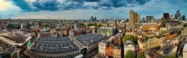 Londra 'nın merkezindeki Smithfield Market' in yüksek açılı çekimi, tarihi mimariyle modern şehir gelişimini harmanlıyor. Ticari, turizm ve mimari temalar için harika