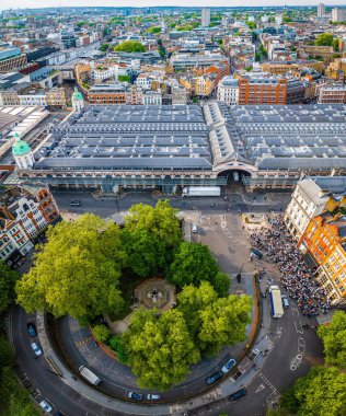 Londra 'nın merkezindeki Smithfield Market' in yüksek açılı çekimi, tarihi mimariyle modern şehir gelişimini harmanlıyor. Ticari, turizm ve mimari temalar için harika