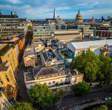 St. Paul Katedrali, modern ofis binaları ve klasik şehir caddelerinin yer aldığı Londra 'nın merkezinin insansız hava aracı görüntüleri. Seyahat, iş ve mimari tasarım projeleri için mükemmel.