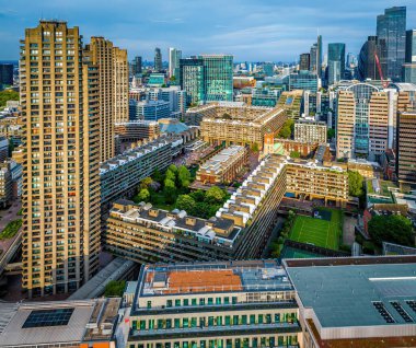 Londra 'daki Barbican Malikanesi' nin canlı hava manzarası, barbar mimari, konut kuleleri ve finans bölgesinin sergilenmesi. Emlak, seyahat ve kentsel tasarım kullanımı için ideal