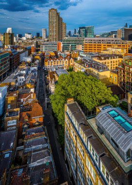 Londra 'daki Barbican Malikanesi' nin canlı hava manzarası, barbar mimari, konut kuleleri ve finans bölgesinin sergilenmesi. Emlak, seyahat ve kentsel tasarım kullanımı için ideal