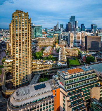Londra 'daki Barbican Malikanesi' nin canlı hava manzarası, barbar mimari, konut kuleleri ve finans bölgesinin sergilenmesi. Emlak, seyahat ve kentsel tasarım kullanımı için ideal