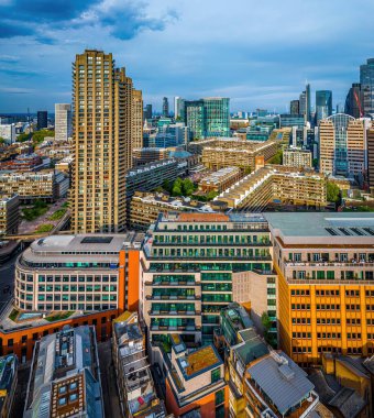 Londra 'daki Barbican Malikanesi' nin canlı hava manzarası, barbar mimari, konut kuleleri ve finans bölgesinin sergilenmesi. Emlak, seyahat ve kentsel tasarım kullanımı için ideal