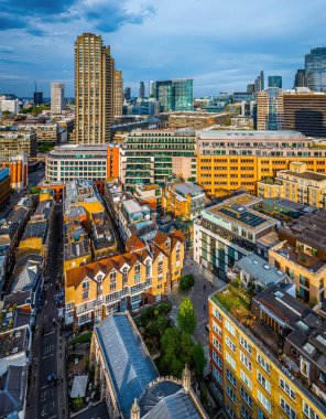 Londra 'daki Barbican Malikanesi' nin canlı hava manzarası, barbar mimari, konut kuleleri ve finans bölgesinin sergilenmesi. Emlak, seyahat ve kentsel tasarım kullanımı için ideal