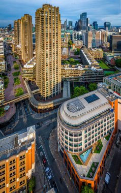 Londra 'daki Barbican Malikanesi' nin canlı hava manzarası, barbar mimari, konut kuleleri ve finans bölgesinin sergilenmesi. Emlak, seyahat ve kentsel tasarım kullanımı için ideal