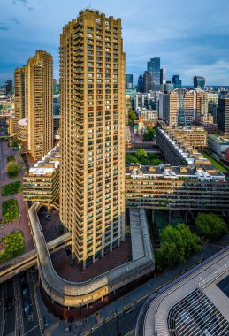 Londra 'daki Barbican Malikanesi' nin canlı hava manzarası, barbar mimari, konut kuleleri ve finans bölgesinin sergilenmesi. Emlak, seyahat ve kentsel tasarım kullanımı için ideal
