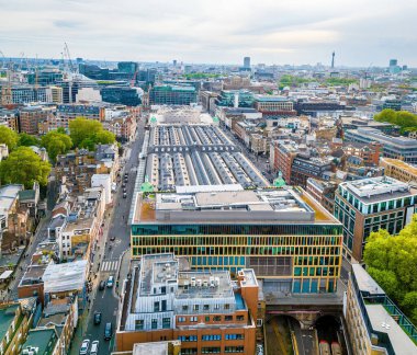 Londra 'nın merkezindeki Smithfield Market' in yüksek açılı çekimi, tarihi mimariyle modern şehir gelişimini harmanlıyor. Ticari, turizm ve mimari temalar için harika