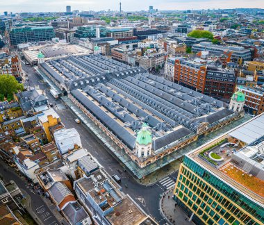 Londra 'nın merkezindeki Smithfield Market' in yüksek açılı çekimi, tarihi mimariyle modern şehir gelişimini harmanlıyor. Ticari, turizm ve mimari temalar için harika