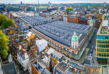 Londra 'nın merkezindeki Smithfield Market' in yüksek açılı çekimi, tarihi mimariyle modern şehir gelişimini harmanlıyor. Ticari, turizm ve mimari temalar için harika