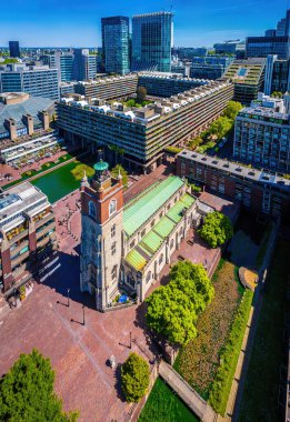 Londra 'daki Barbican Malikanesi' nin canlı hava manzarası, barbar mimari, konut kuleleri ve finans bölgesinin sergilenmesi. Emlak, seyahat ve kentsel tasarım kullanımı için ideal