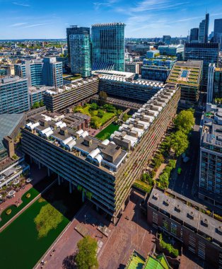 Londra 'daki Barbican Malikanesi' nin canlı hava manzarası, barbar mimari, konut kuleleri ve finans bölgesinin sergilenmesi. Emlak, seyahat ve kentsel tasarım kullanımı için ideal