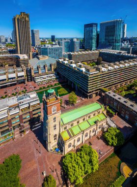 Londra 'daki Barbican Malikanesi' nin canlı hava manzarası, barbar mimari, konut kuleleri ve finans bölgesinin sergilenmesi. Emlak, seyahat ve kentsel tasarım kullanımı için ideal