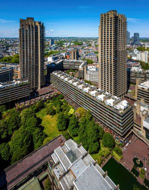 Londra 'daki Barbican Malikanesi' nin canlı hava manzarası, barbar mimari, konut kuleleri ve finans bölgesinin sergilenmesi. Emlak, seyahat ve kentsel tasarım kullanımı için ideal