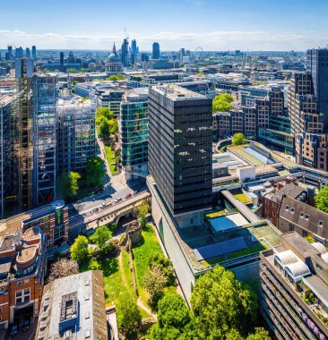 Londra 'daki Barbican Malikanesi' nin canlı hava manzarası, barbar mimari, konut kuleleri ve finans bölgesinin sergilenmesi. Emlak, seyahat ve kentsel tasarım kullanımı için ideal