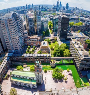 Londra 'daki Barbican Malikanesi' nin canlı hava manzarası, barbar mimari, konut kuleleri ve finans bölgesinin sergilenmesi. Emlak, seyahat ve kentsel tasarım kullanımı için ideal