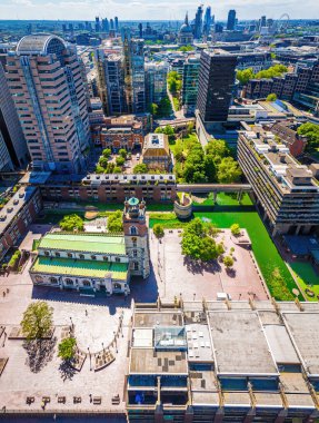 Londra 'daki Barbican Malikanesi' nin canlı hava manzarası, barbar mimari, konut kuleleri ve finans bölgesinin sergilenmesi. Emlak, seyahat ve kentsel tasarım kullanımı için ideal