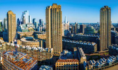 Londra 'daki Barbican Malikanesi' nin canlı hava manzarası, barbar mimari, konut kuleleri ve finans bölgesinin sergilenmesi. Emlak, seyahat ve kentsel tasarım kullanımı için ideal