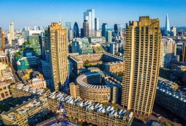 Londra 'daki Barbican Malikanesi' nin canlı hava manzarası, barbar mimari, konut kuleleri ve finans bölgesinin sergilenmesi. Emlak, seyahat ve kentsel tasarım kullanımı için ideal