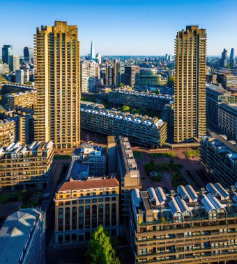 Londra 'daki Barbican Malikanesi' nin canlı hava manzarası, barbar mimari, konut kuleleri ve finans bölgesinin sergilenmesi. Emlak, seyahat ve kentsel tasarım kullanımı için ideal