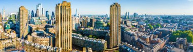 Londra 'daki Barbican Malikanesi' nin canlı hava manzarası, barbar mimari, konut kuleleri ve finans bölgesinin sergilenmesi. Emlak, seyahat ve kentsel tasarım kullanımı için ideal