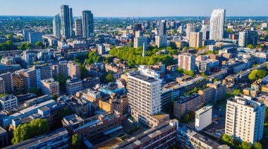 Londra 'daki Barbican Malikanesi' nin canlı hava manzarası, barbar mimari, konut kuleleri ve finans bölgesinin sergilenmesi. Emlak, seyahat ve kentsel tasarım kullanımı için ideal
