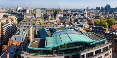 Londra 'nın merkezindeki Kraliyet Adalet Divanı' nın panoramik insansız hava aracı görüntüleri. Yasal, turizm, eğitim ve mimariyle ilgili ticari kullanım için ideal.