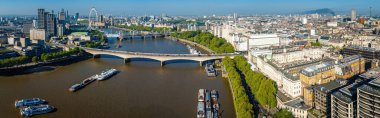 Londra 'nın merkezinin geniş hava manzarası gökyüzü ve güneşli bir günde Thames Nehri.