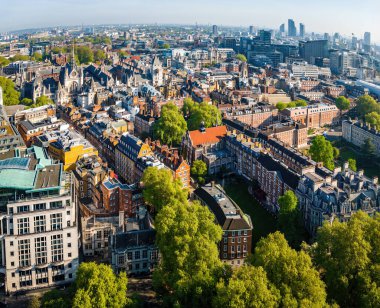 Londra 'nın merkezindeki Kraliyet Adalet Divanı' nın panoramik insansız hava aracı görüntüleri. Yasal, turizm, eğitim ve mimariyle ilgili ticari kullanım için ideal.