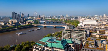 Londra 'nın merkezinin geniş hava manzarası gökyüzü ve güneşli bir günde Thames Nehri.