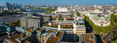 Londra 'nın merkezindeki Kraliyet Adalet Divanı' nın panoramik insansız hava aracı görüntüleri. Yasal, turizm, eğitim ve mimariyle ilgili ticari kullanım için ideal.