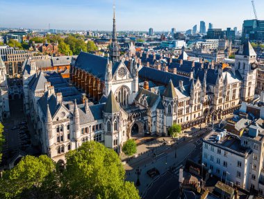 Londra 'nın merkezindeki Kraliyet Adalet Divanı' nın panoramik insansız hava aracı görüntüleri. Yasal, turizm, eğitim ve mimariyle ilgili ticari kullanım için ideal.