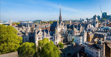 Londra 'nın merkezindeki Kraliyet Adalet Divanı' nın panoramik insansız hava aracı görüntüleri. Yasal, turizm, eğitim ve mimariyle ilgili ticari kullanım için ideal.
