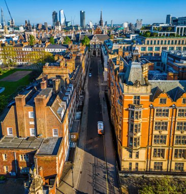 Londra 'nın merkezindeki Kraliyet Adalet Divanı' nın panoramik insansız hava aracı görüntüleri. Yasal, turizm, eğitim ve mimariyle ilgili ticari kullanım için ideal.