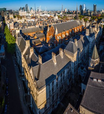 Londra 'nın merkezindeki Kraliyet Adalet Divanı' nın panoramik insansız hava aracı görüntüleri. Yasal, turizm, eğitim ve mimariyle ilgili ticari kullanım için ideal.