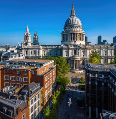 St Pauls Katedrali, klasik mimari ve modern binaların yer aldığı Londra şehir merkezi havası