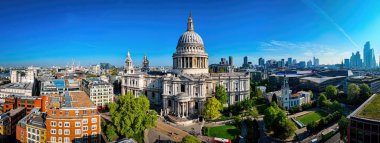 St Pauls Katedrali, klasik mimari ve modern binaların yer aldığı Londra şehir merkezi havası