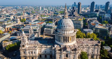 St Pauls Katedrali, klasik mimari ve modern binaların yer aldığı Londra şehir merkezi havası