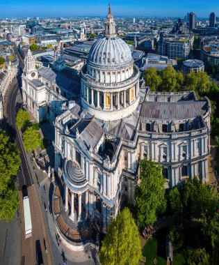 St Pauls Katedrali, klasik mimari ve modern binaların yer aldığı Londra şehir merkezi havası