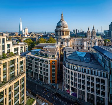 St Pauls Katedrali, klasik mimari ve modern binaların yer aldığı Londra şehir merkezi havası