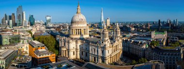 St Pauls Katedrali, klasik mimari ve modern binaların yer aldığı Londra şehir merkezi havası