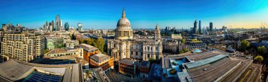 St Pauls Katedrali, klasik mimari ve modern binaların yer aldığı Londra şehir merkezi havası