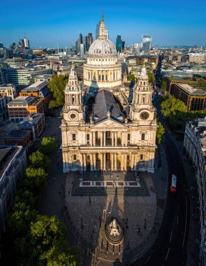 St Pauls Katedrali, klasik mimari ve modern binaların yer aldığı Londra şehir merkezi havası
