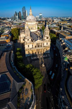 St Pauls Katedrali, klasik mimari ve modern binaların yer aldığı Londra şehir merkezi havası