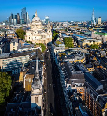 St Pauls Katedrali, klasik mimari ve modern binaların yer aldığı Londra şehir merkezi havası