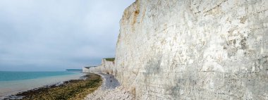 Ticari kampanyalarda seyahat, turizm, doğa ve macera kavramları için ideal İngiltere 'nin ikonik beyaz tebeşir uçurumlarının panoramik görüntüsü.