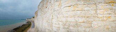 Ticari kampanyalarda seyahat, turizm, doğa ve macera kavramları için ideal İngiltere 'nin ikonik beyaz tebeşir uçurumlarının panoramik görüntüsü.