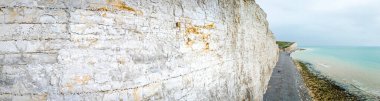 Ticari kampanyalarda seyahat, turizm, doğa ve macera kavramları için ideal İngiltere 'nin ikonik beyaz tebeşir uçurumlarının panoramik görüntüsü.