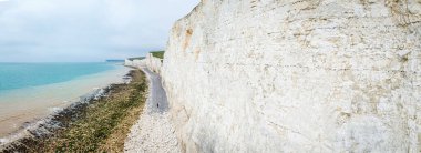 Ticari kampanyalarda seyahat, turizm, doğa ve macera kavramları için ideal İngiltere 'nin ikonik beyaz tebeşir uçurumlarının panoramik görüntüsü.